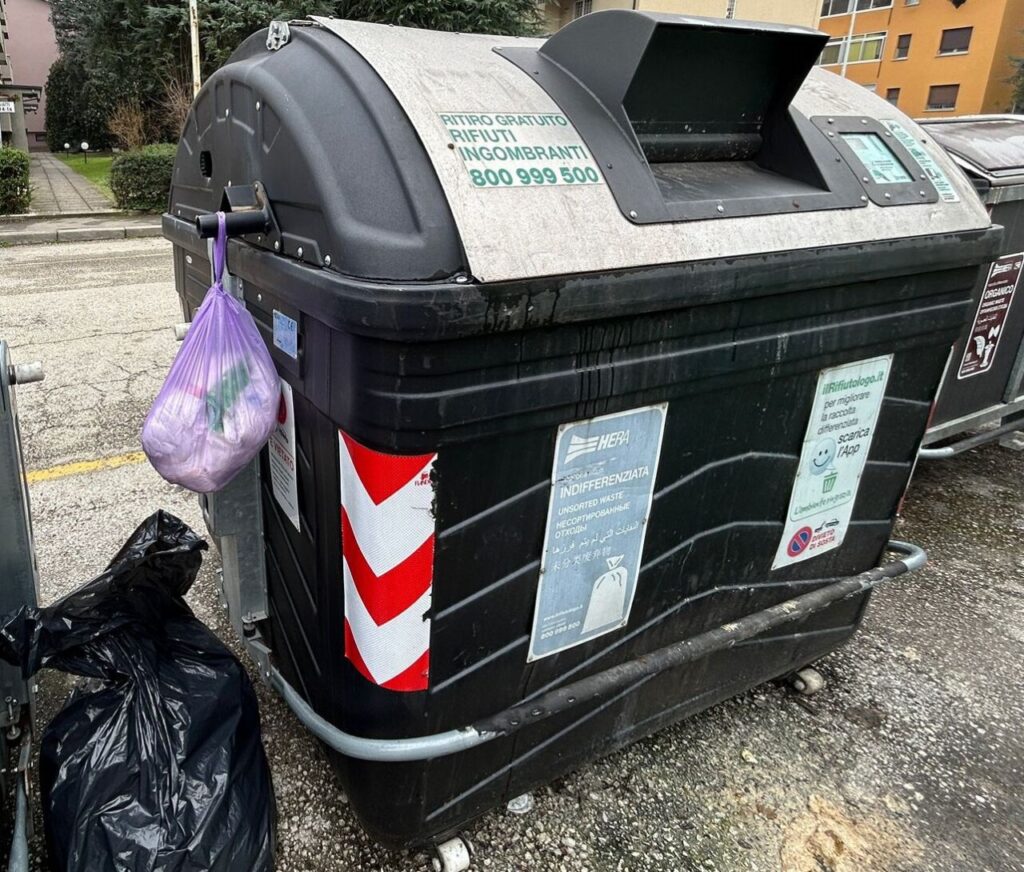 Bologna’s general waste container: The small opening and the literal side effects. (Photo by Saskia Karges)